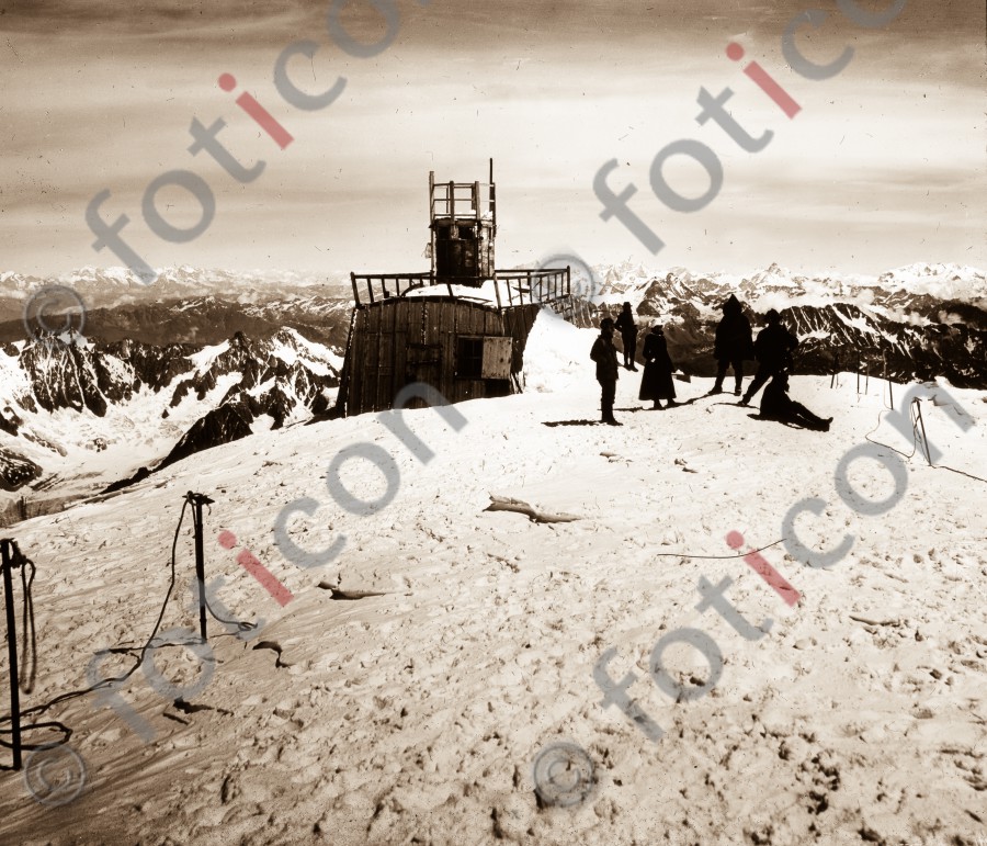 Gipfel des Mont Blanc mit Observatorium, Fernsicht nach Nordost ; Summit of Mont Blanc with observatory, distant view to northeast (simon-73-056.jpg)